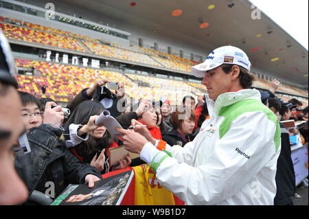 Driver tedesco F1 Adrian Sutil della Force India firma autografi per i tifosi allo Shanghai International Circuit in Cina a Shanghai, 15 aprile 2010. Il Foto Stock