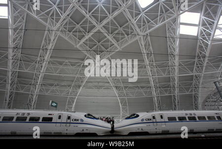 CRH (Cina Ferrovia ad Alta Velocità i treni sono visto a Suzhou Stazione Ferroviaria di Suzhou, est Chinas provincia dello Jiangsu, 20 luglio 2010. Chinas costrut Foto Stock