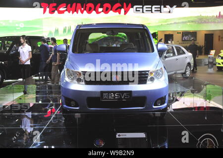 Una Geely SV5 è visibile sul display durante un auto show di Shenzhen, sud Chinas nella provincia di Guangdong, 11 giugno 2010. Geely Automobile Holdings Ltd. sarà Foto Stock