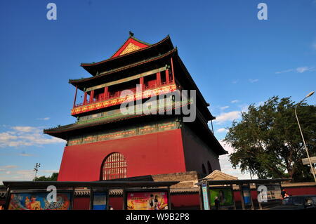 --FILE-- Vista della Torre del Tamburo a Pechino, Cina, Giugno 2, 2010. Più recentemente, coloro che risiedono nel quartiere noto come Gulou (tamburo e campana T Foto Stock