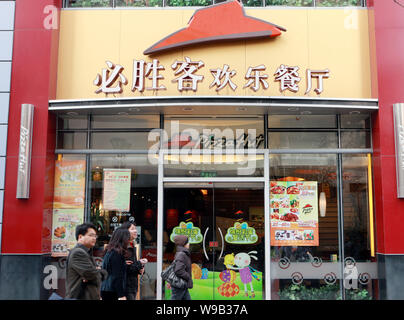 --File-- residenti locali a piedi passato un Pizza Hut ristorante in Cina a Shanghai, 26 marzo 2009. Yum Brands Inc detto Cina superasse il regno sta Foto Stock