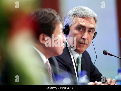 Peter Loescher, destra, Presidente e Chief Executive Officer di Siemens AG, è visto durante una sessione del XXI secolo Forum di Pechino, Cina, 8 Se Foto Stock