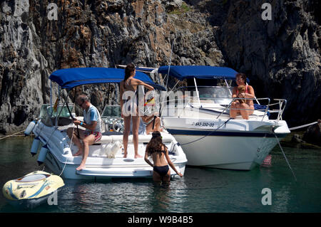 Azione in motoscafo vicino a Cadaques sulla Costa Brava, Catalunya Spagna Foto Stock