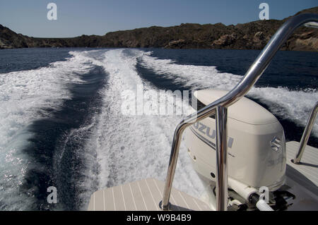 Azione in motoscafo vicino a Cadaques sulla Costa Brava, Catalunya Spagna Foto Stock