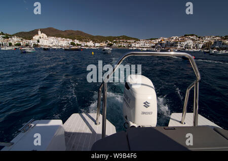 Azione in motoscafo vicino a Cadaques sulla Costa Brava, Catalunya Spagna Foto Stock