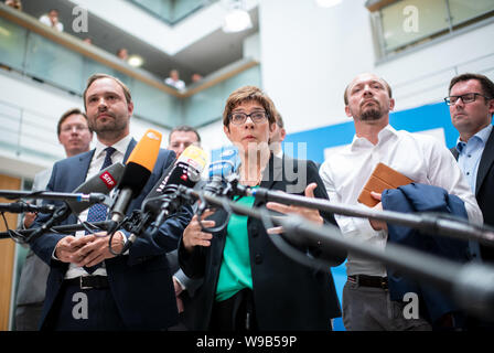 12 agosto 2019, Berlin: Annegret Kramp-Karrenbauer (M), presidente della CDU e Alexander Dierks (l), il segretario generale della CDU Sassonia, commentare la riunione dei presidenti di partito con i dirigenti distrettuali del Sassone CDU. Foto: Bernd von Jutrczenka/dpa Foto Stock