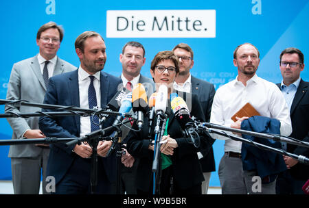 12 agosto 2019, Berlin: Annegret Kramp-Karrenbauer (M), presidente della CDU e Alexander Dierks (l), il segretario generale della CDU Sassonia, commentare la riunione dei presidenti di partito con i dirigenti distrettuali del Sassone CDU. Foto: Bernd von Jutrczenka/dpa Foto Stock