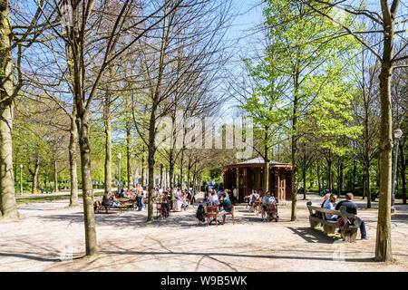 Il picchio, precedentemente noto come la Guinguette Royale, è un quartiere alla moda di aria aperta cafe nel Parco di Bruxelles, Belgio. Foto Stock