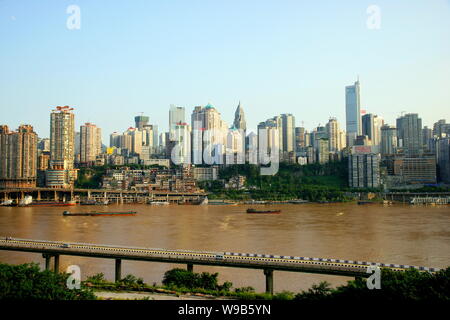 --FILE--Vista del cluster di ufficio e appartamento residenziale edifici nel quartiere Yuzhong lungo il fiume Jialing Jialingjiang (Fiume) a Chongqing, Foto Stock