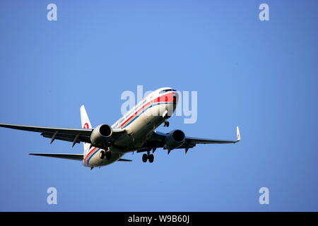 --FILE--un Boeing 737 jet piano della China Eastern Airlines atterra a Chongqing Jiangbei dall'Aeroporto Internazionale di Chongqing Cina, 24 agosto 2009. Foto Stock