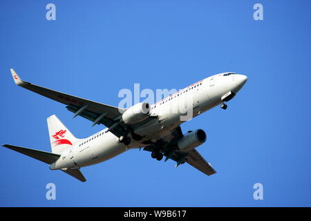 --FILE--un Boeing 737-800 jet di Hainan Airlines atterra a Chongqing Jiangbei dall'Aeroporto Internazionale di Chongqing Cina, 25 agosto 2009. Chi Foto Stock