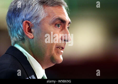 Peter Loescher, Presidente e Chief Executive Officer di Siemens AG, offre un discorso durante una sessione del XXI secolo Forum di Pechino, Cina, 8 Foto Stock