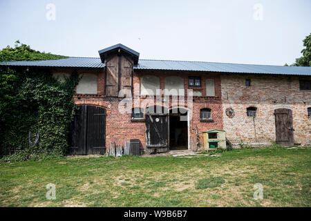 Un fienile e stalla in una fattoria Altenpleen, Germania settentrionale. Foto Stock