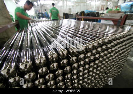 Lavoratori cinesi produzione tubi solari sottovuoto presso lo stabilimento di himin Solar Corporation in Dezhou city east Chinas provincia di Shandong, 17 luglio 2010. Foto Stock