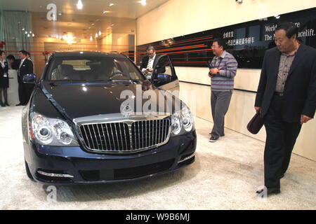 Gli acquirenti cinesi guardare una Maybach 62 durante un auto show di Pechino, Cina, 23 aprile 2010. Mercedes-Benzs super-auto di lusso marca, una nuova generazione di M Foto Stock