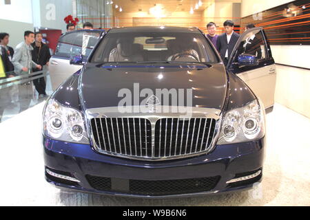 Gli acquirenti cinesi guardare una Maybach 62 durante un auto show di Pechino, Cina, 23 aprile 2010. Mercedes-Benzs super-auto di lusso marca, una nuova generazione di M Foto Stock