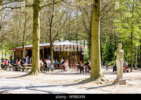 Il picchio, precedentemente noto come la Guinguette Royale, è un quartiere alla moda di aria aperta cafe nel Parco di Bruxelles, Belgio. Foto Stock