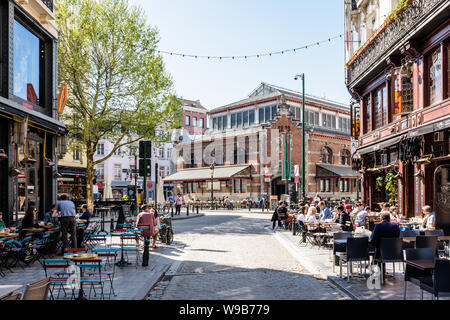 Le Halles Saint-Gery è un ex mercato coperto, costruito nel 1882 nel centro storico di Bruxelles, Belgio, che ospita mostre a partire dal 1999. Foto Stock