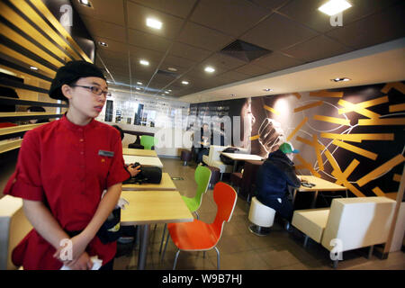 I clienti cinesi cenare presso un recentemente aggiornato ristorante McDonalds a Pechino, in Cina, il 15 dicembre 2010. McDonalds Corp piani per raddoppiare il numero di IO Foto Stock