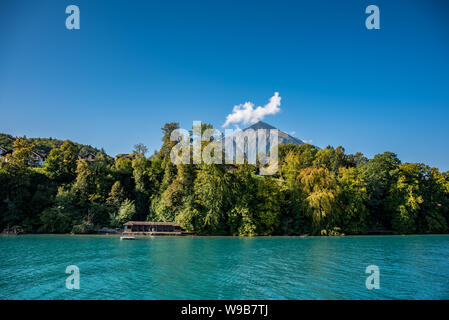 Schattenbad Spiez con Strandweg a Faulensee. Niesen in background. Foto Stock