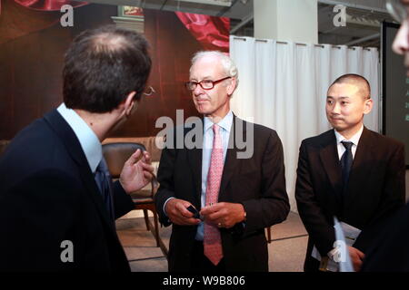 Anthony Bolton (centrale), presidente di investimenti alla fedeltà internazionale, colloqui con il personale cinese a tre sul Bund a Shanghai in Cina, luglio 20 Foto Stock