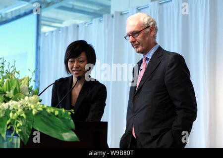 Anthony Bolton (a destra), presidente di investimenti alla fedeltà internazionale, è visto a tre sul Bund a Shanghai in Cina, 20 luglio 2010. Anthony Foto Stock