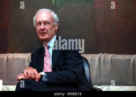 Anthony Bolton, presidente di investimenti alla fedeltà internazionale, è visto a tre sul Bund a Shanghai in Cina, 20 luglio 2010. Anthony Bolton, Foto Stock