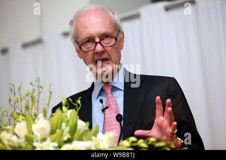 Anthony Bolton, presidente di investimenti alla fedeltà internazionale, dà un discorso a tre sul Bund a Shanghai in Cina, 20 luglio 2010. Anthony B Foto Stock