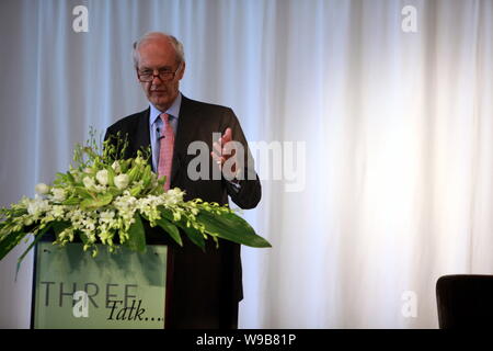 Anthony Bolton, presidente di investimenti alla fedeltà internazionale, dà un discorso a tre sul Bund a Shanghai in Cina, 20 luglio 2010. Anthony B Foto Stock