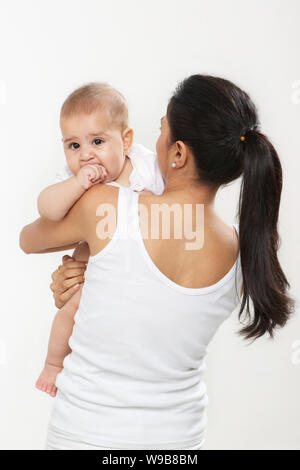 La madre che porta il suo bambino Foto Stock