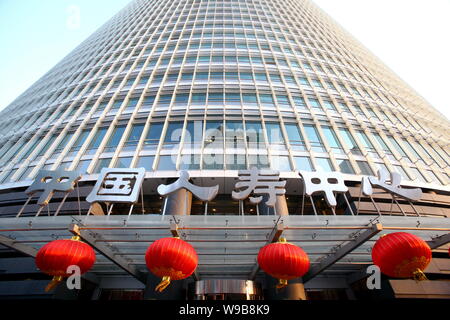 Vista la sede centrale di China Life a Pechino in Cina, 28 aprile 2010. La Cina potrebbe facilitare la regole di quanta gli assicuratori possono investire in infrastrutture b Foto Stock