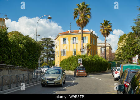 Nizza, Francia - 04 Aprile 2019: Avenue des Arenes de Cimiez Foto Stock