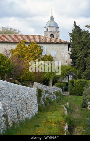 Vista sul monastero torre campanaria dal giardino. Monastere de Cimiez Garden a Nizza, in Francia. Foto Stock