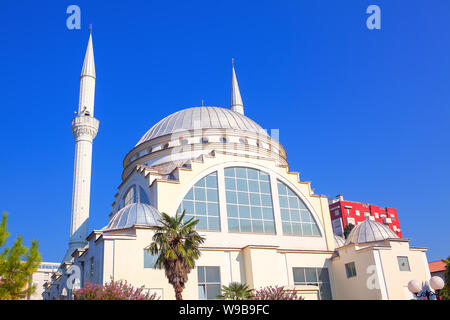 L EBU Bekr moschea nella città di Scutari dall'Albania Foto Stock