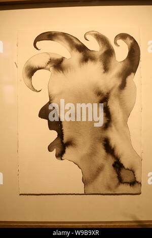 Un opera di artista camerunese Barthelemy Toguo è visibile sul display durante la B. Toguo/Guo Wei mostra al Hadrien de Montferrand Galley in th Foto Stock