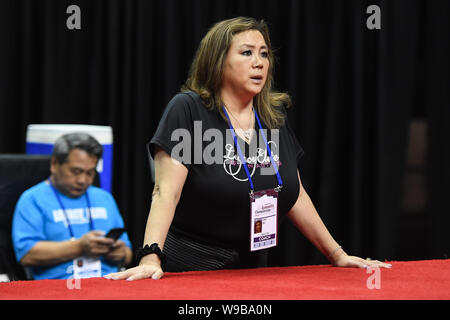 Kansas City, Missouri, Stati Uniti d'America. 11 Ago, 2019. JIANI WU veglia sulla sua ginnasti durante l'ultima giornata di gara svoltasi presso il Centro Sprint, Kansas City, Missouri. Credito: Amy Sanderson/ZUMA filo/Alamy Live News Foto Stock