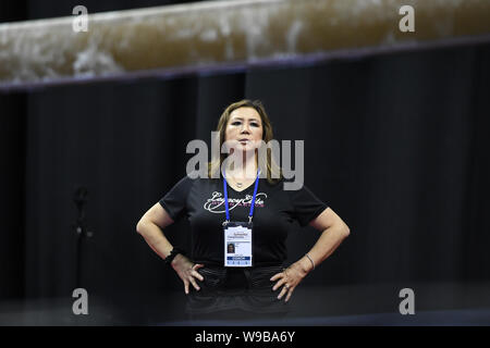 Kansas City, Missouri, Stati Uniti d'America. 11 Ago, 2019. JIANI WU veglia sulla sua ginnasti durante l'ultima giornata di gara svoltasi presso il Centro Sprint, Kansas City, Missouri. Credito: Amy Sanderson/ZUMA filo/Alamy Live News Foto Stock