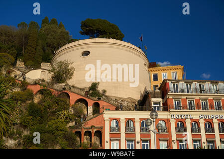 Nizza, Francia - 04 Aprile 2019: vista serale della Torre Bellanda e hotel Suisse. Foto Stock