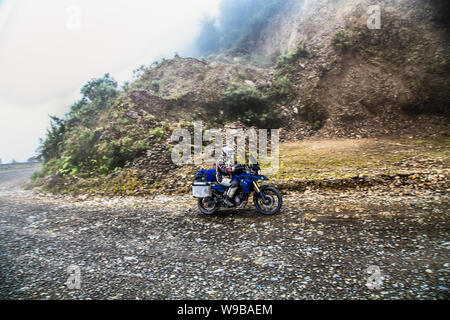 La Cumbre, Bolivia-Jan 3, 2019: i partecipanti della discesa dei mondi più strada pericolosa a La Cumbre pass altitudine 4700 m , chiamato 'Death road' Foto Stock