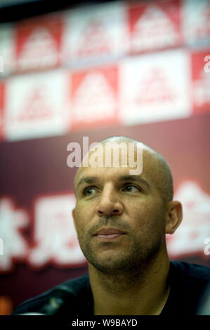Giocatore di pallacanestro di NBA Jason Kidd del New Jersey Nets è visto nel corso di una conferenza stampa come immagine ambasciatore cinese di azienda di abbigliamento sportivo di picco i Foto Stock