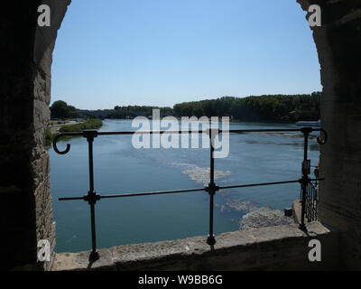 Vista panoramica dal famoso Ponte di Avignone chiamato anche Pont Saint-Benezet a Avignon Francia Foto Stock