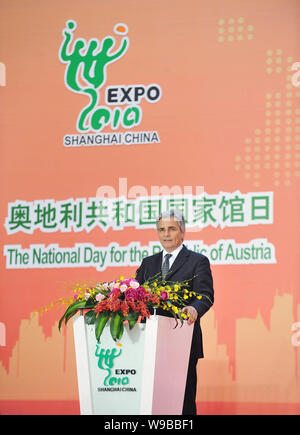 Il Cancelliere austriaco Werner Faymann parla durante un evento da celebrare l'Austria Pavilion giorno in Expo a Shanghai in Cina, 21 maggio 2010. Foto Stock