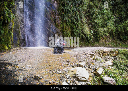 La Cumbre, Bolivia-Jan 3, 2019: i partecipanti della discesa dei mondi più strada pericolosa a La Cumbre pass altitudine 4700 m , chiamato 'Death road' Foto Stock