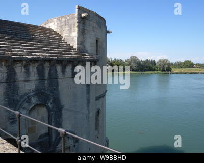 Vista panoramica dal famoso Ponte di Avignone chiamato anche Pont Saint-Benezet a Avignon Francia Foto Stock