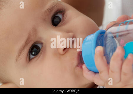 Close up di un bambino acqua potabile Foto Stock