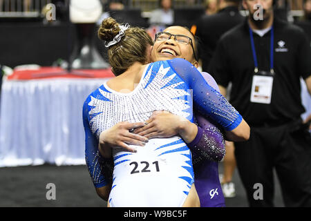 Kansas City, Missouri, Stati Uniti d'America. 11 Ago, 2019. MORGAN HURD abbracci grazia MCCALLUM durante l'ultima giornata di gara svoltasi presso il Centro Sprint, Kansas City, Missouri. Credito: Amy Sanderson/ZUMA filo/Alamy Live News Foto Stock