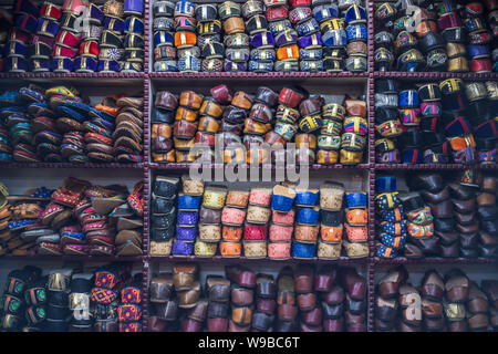 Ripiano artigianale di negozi di scarpe a Jaipur Foto Stock