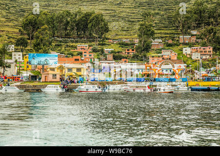 Tiquina, Bolivia-Jan4, 2019:: Il servizio di traghetto sul lago Titicaca tra la città di San Pedro de Tiquina e San Pablo de Tiquina. Foto Stock