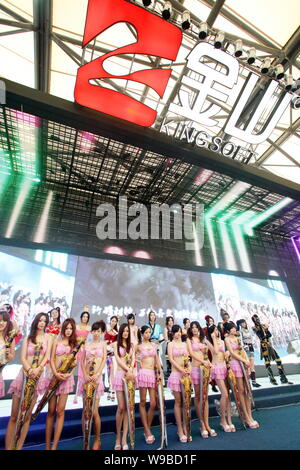 Modelli cinesi indossando costumi cosplay pongono allo stand di Kingsoft Corp. durante l'ottava China Digital Entertainment Expo e conferenza, noto come ch Foto Stock