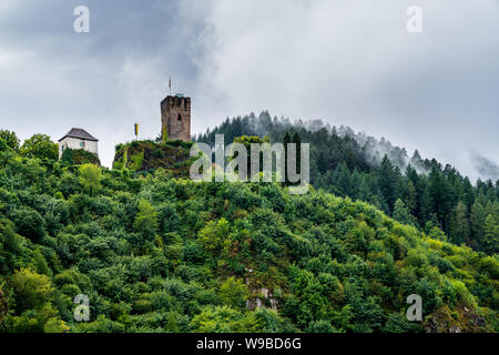 Germania, storica famosa in tutto il mondo antico torrione del castello ruderi di little black forest village hornberg in ortenaukreis in atmosfera di nebbia, famoso per la storia Foto Stock